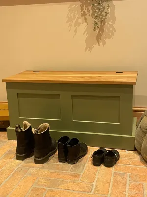 Shaker Storage Seat